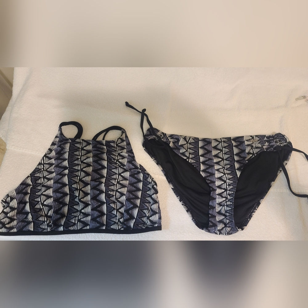 Ripzone Black&White Geometric Bikini Set Size M - Picture 3 of 13
